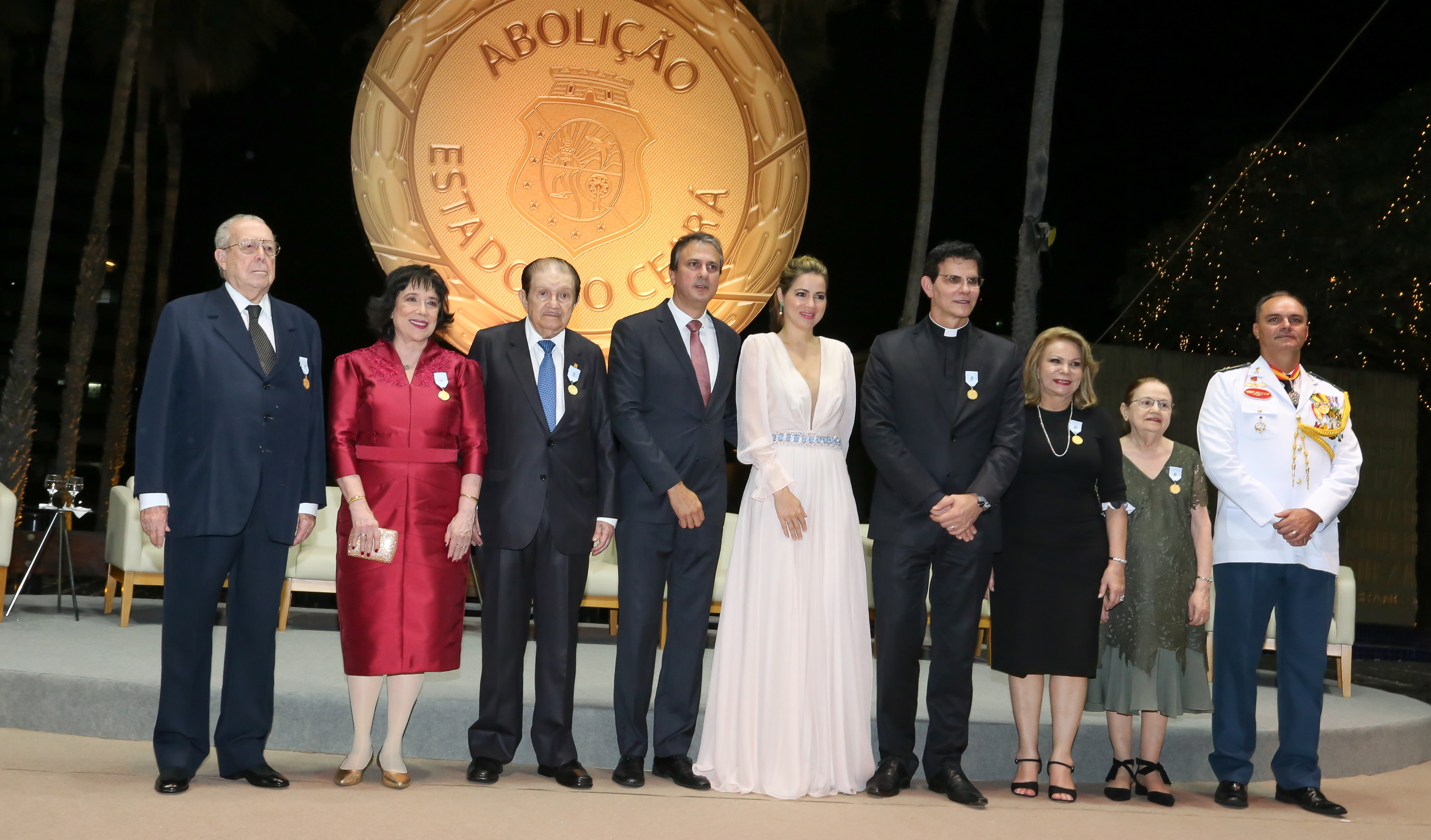 várias pessoas num palco